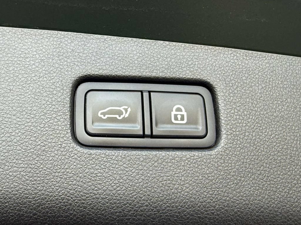 Used 2022 Genesis GV70 2.5T w/ Select Package AWD/4WD image 19