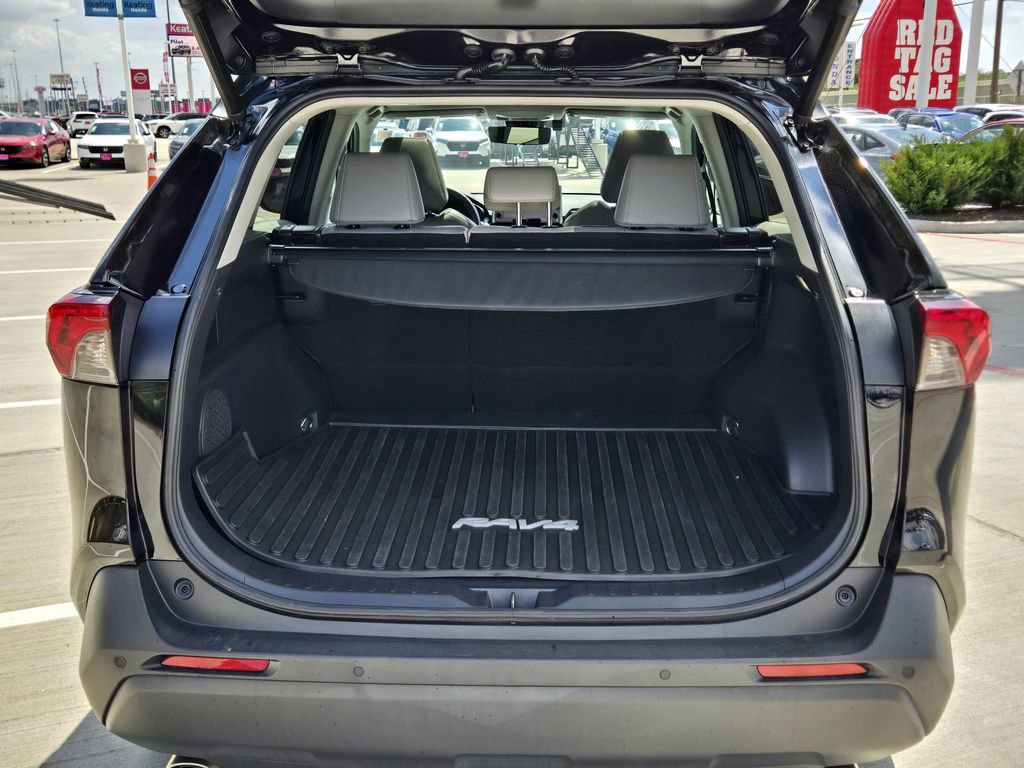 Used 2022 Toyota RAV4 XLE Premium image 13