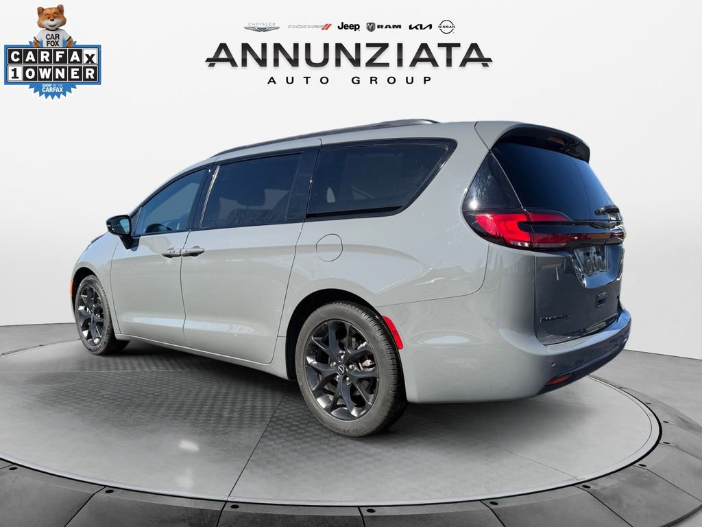 Used 2025 Chrysler Pacifica Limited image 3