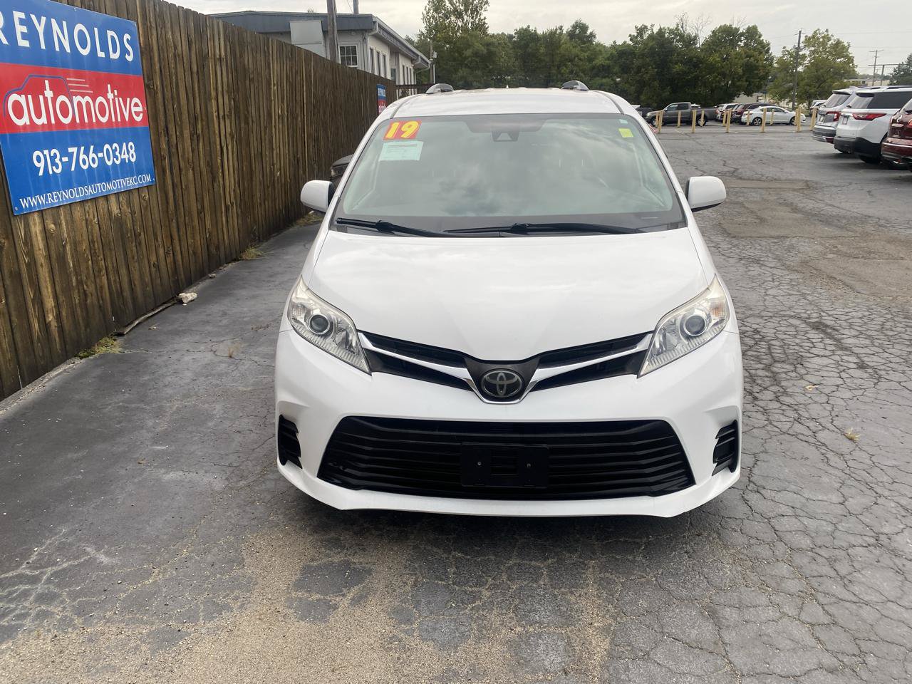 Used 2019 Toyota Sienna LE FWD image 2