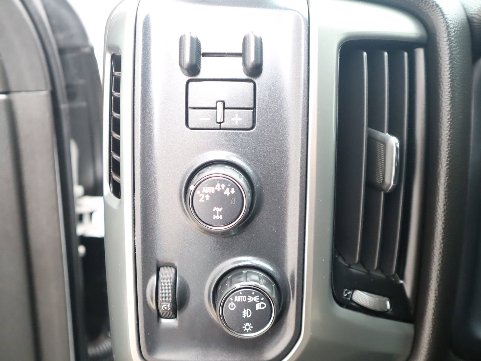 Used 2018 Chevrolet Silverado 1500 LT w/ All Star Edition AWD/4WD image 36
