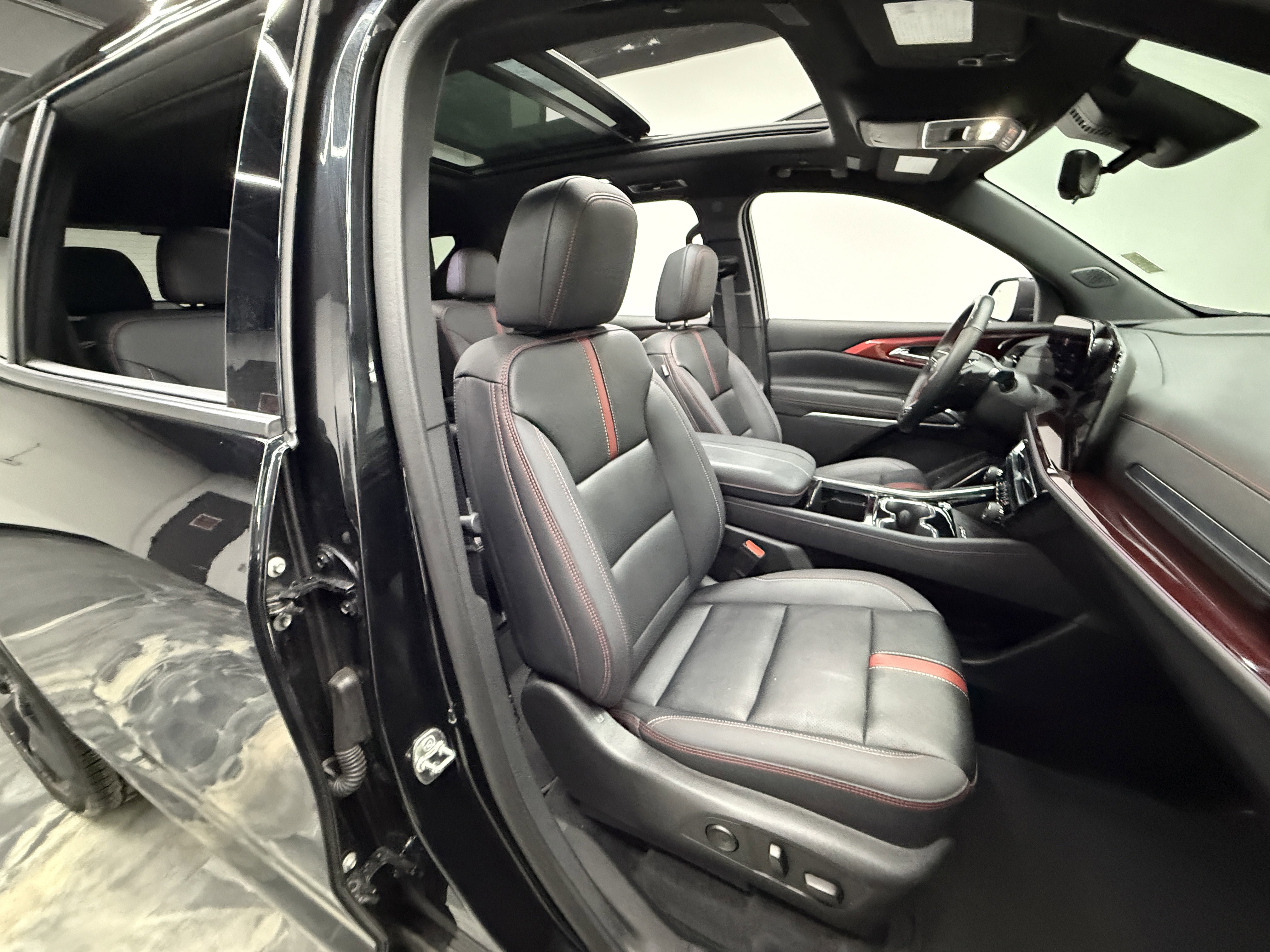 Used 2024 Chevrolet Traverse RS image 27