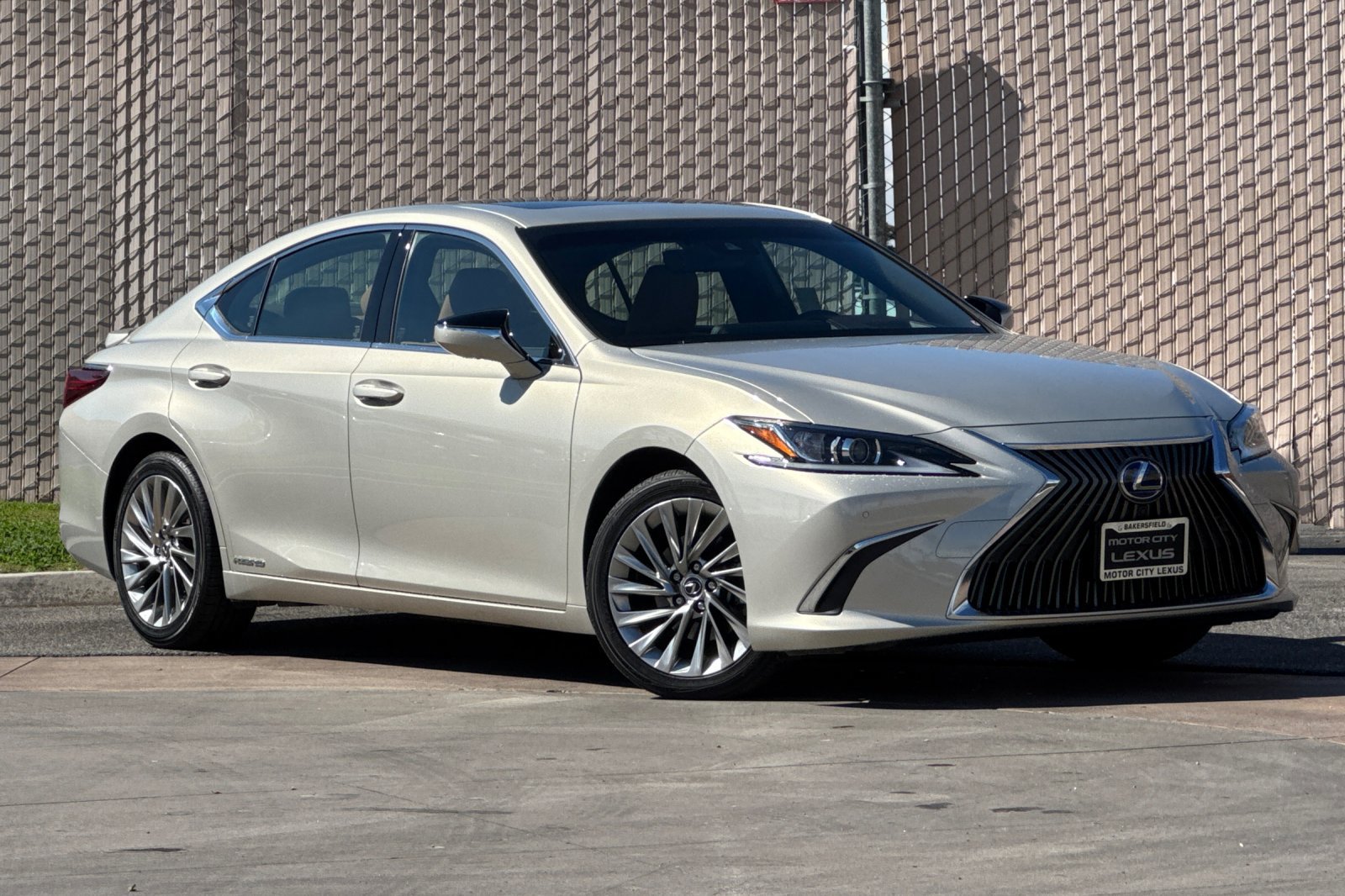 Used 2019 Lexus ES 300h w/ Accessory Package 2 FWD image 2