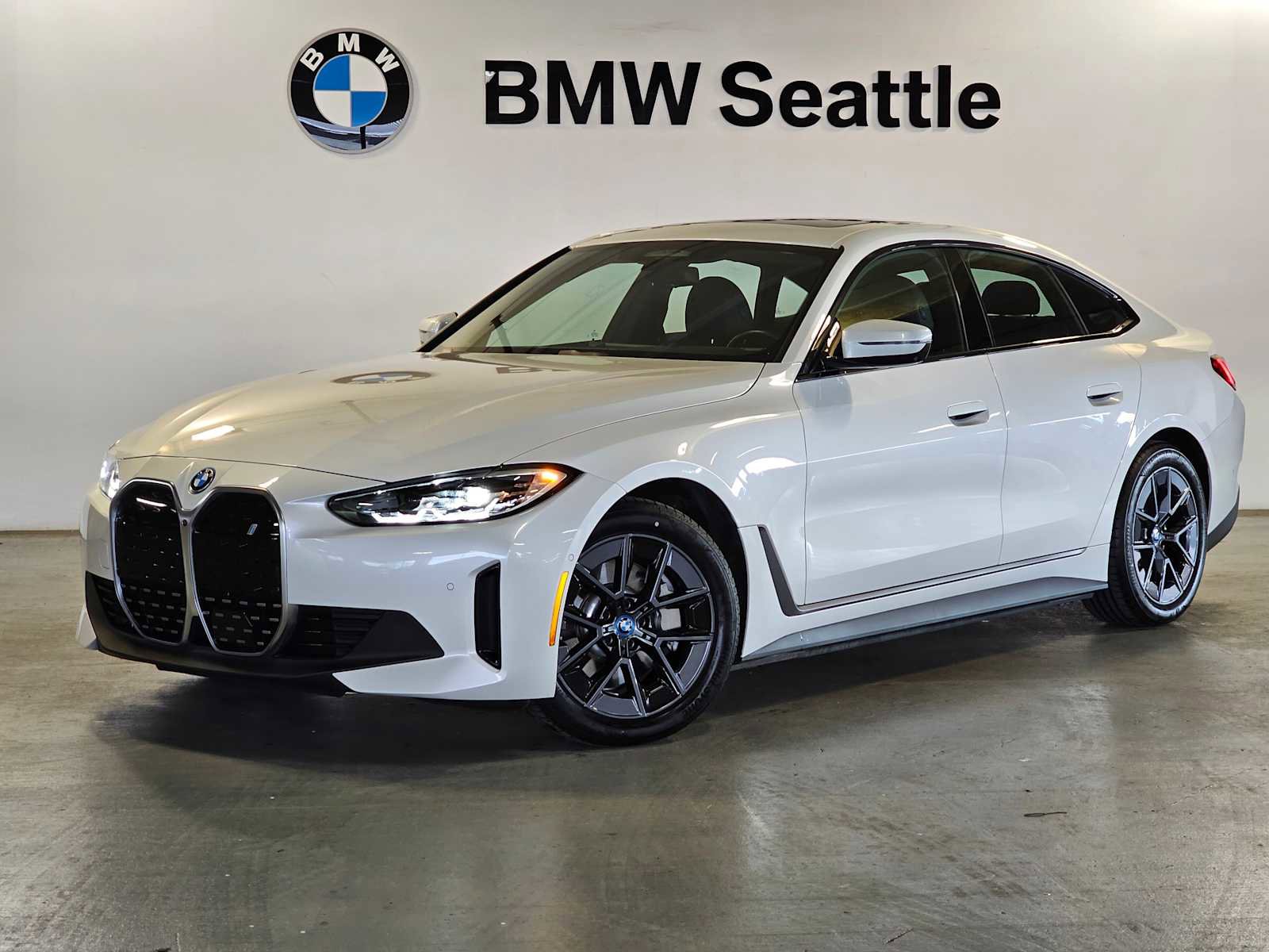 Used 2023 BMW i4 eDrive35 image 1