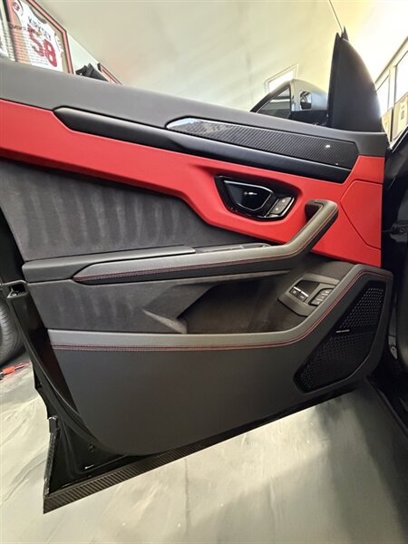 Used 2025 Lamborghini Urus SE AWD/4WD image 13