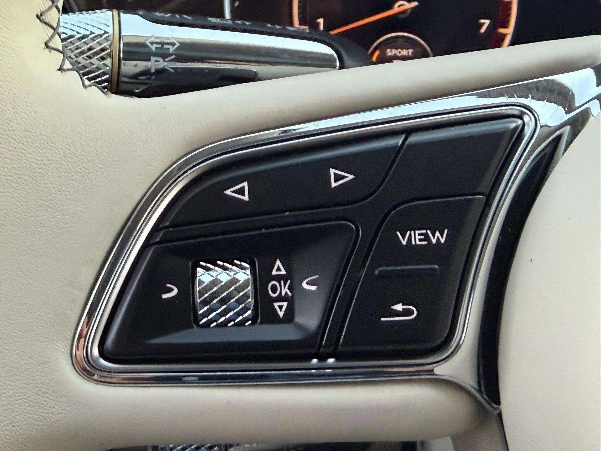 Used 2024 Bentley Flying Spur V8 image 35