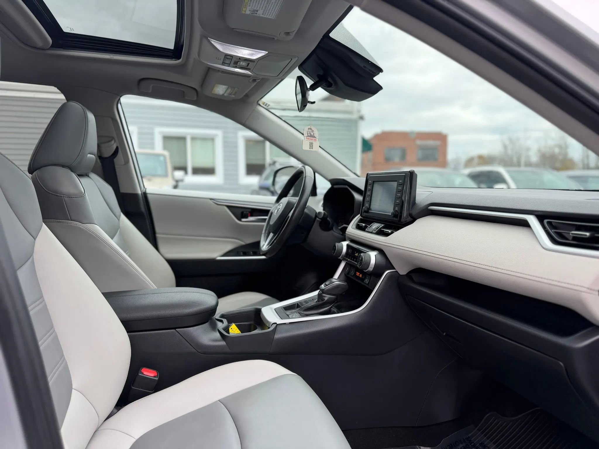 Used 2019 Toyota RAV4 XLE Premium image 11