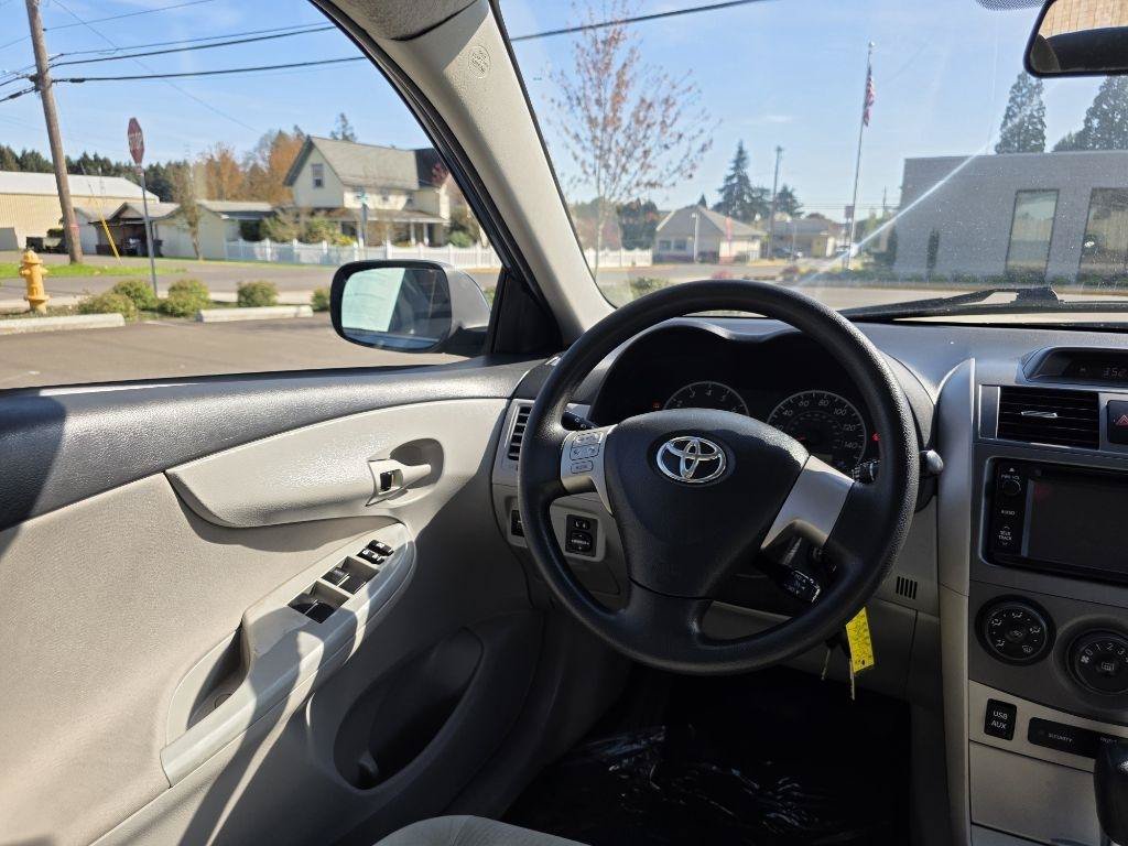 Used 2013 Toyota Corolla LE FWD image 9