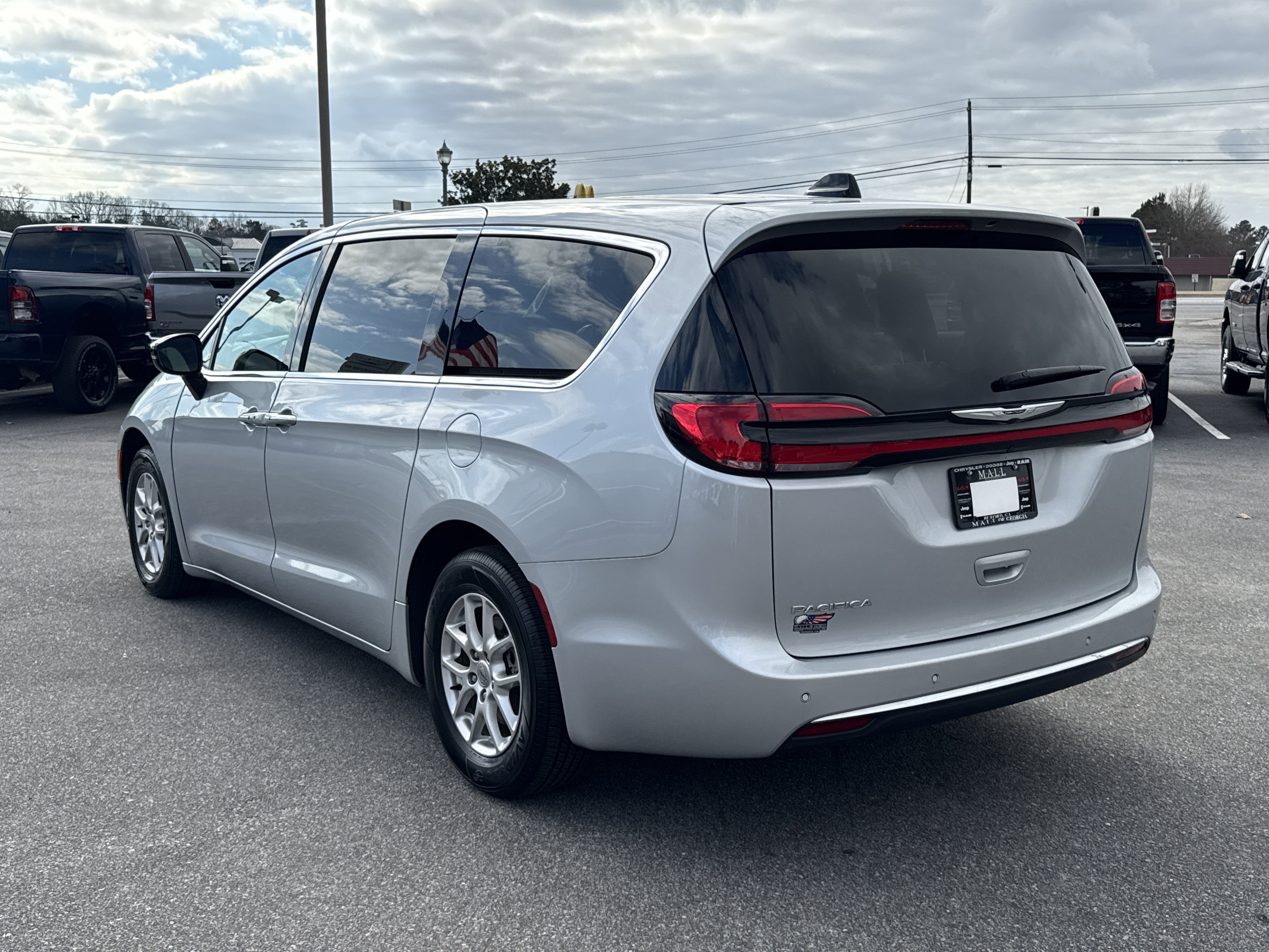 Used 2024 Chrysler Pacifica Touring-L image 8