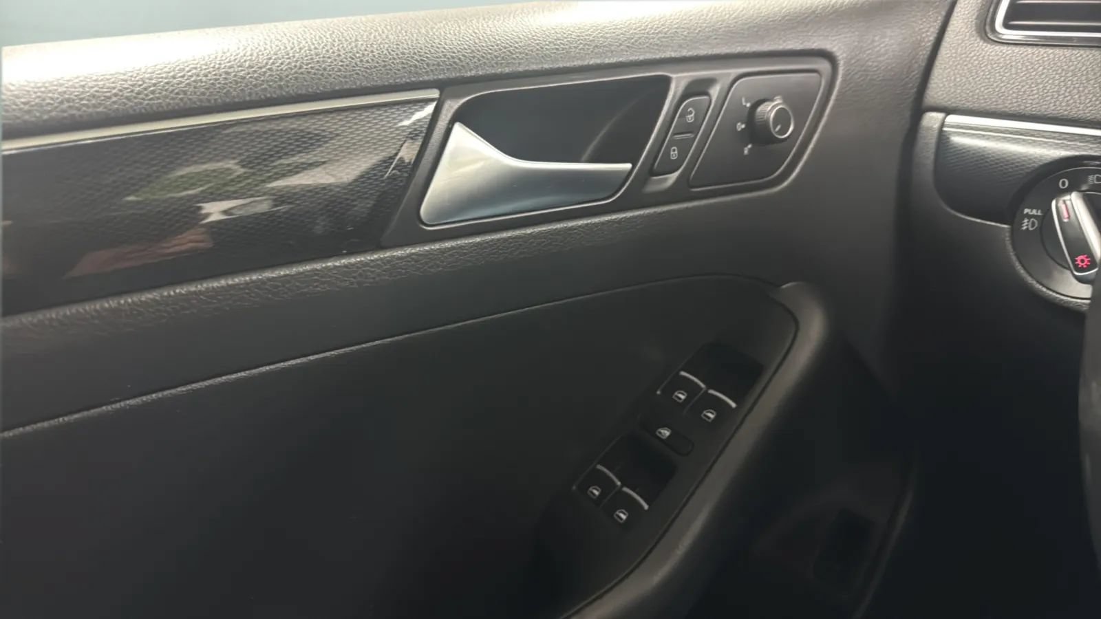 Used 2015 Volkswagen Jetta SEL FWD image 16