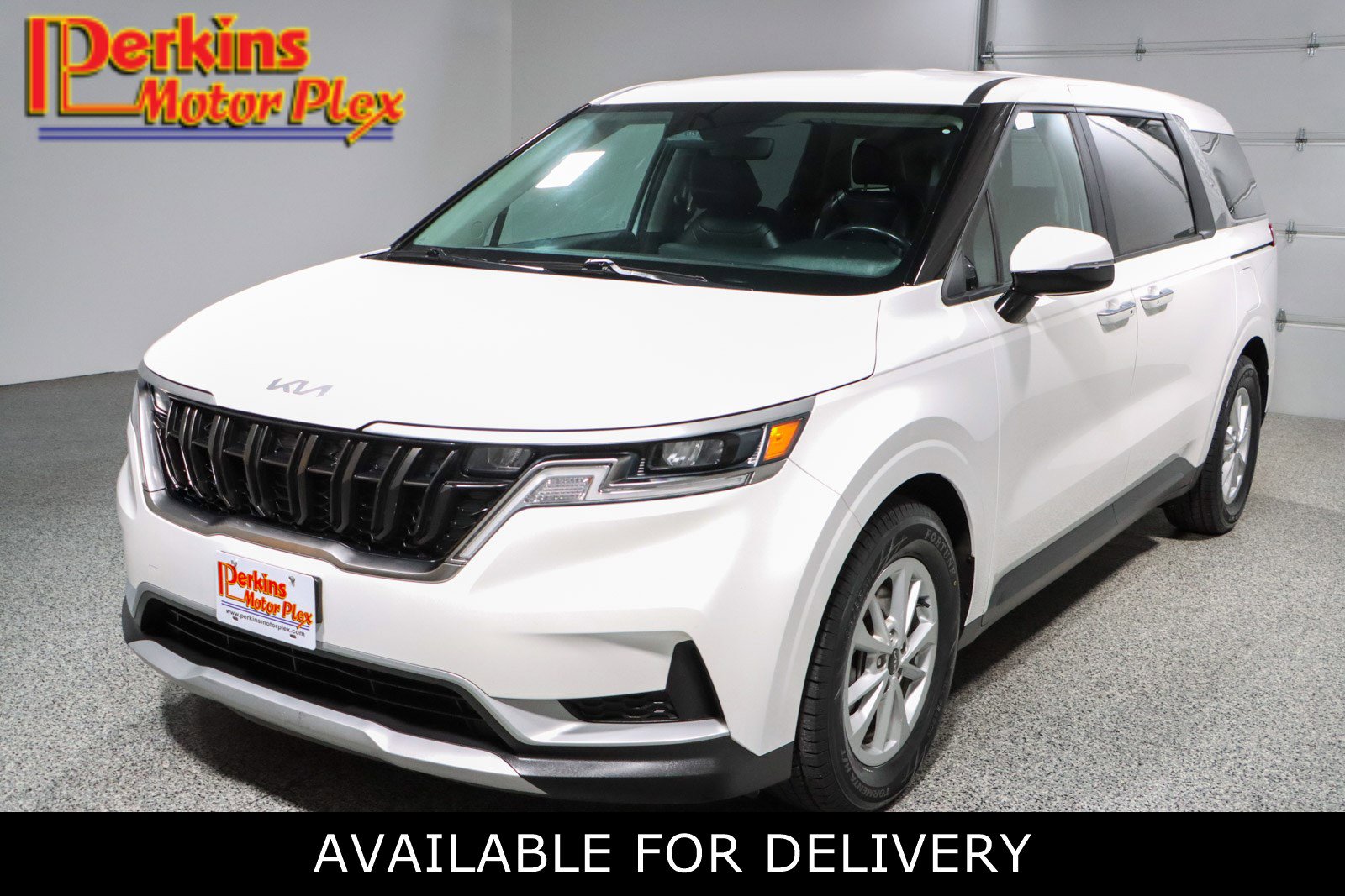 Used 2023 Kia Carnival LX FWD image 1