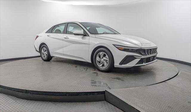 Used 2025 Hyundai Elantra SE FWD image 11