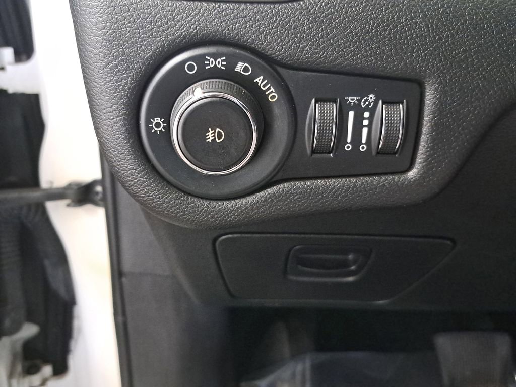 Used 2016 Jeep Cherokee Latitude w/ Cold Weather Group AWD/4WD image 26