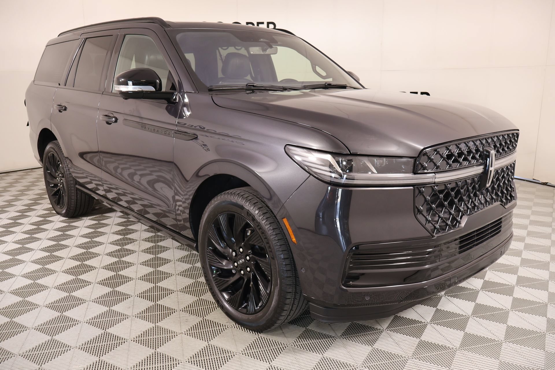 Used 2025 Lincoln Navigator Reserve w/ Jet Appearance Package AWD/4WD image 1