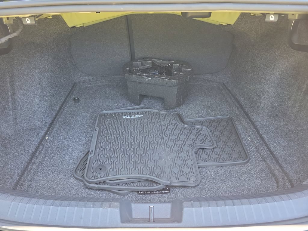 Used 2025 Volkswagen Jetta SE w/ Sunroof Package FWD image 7