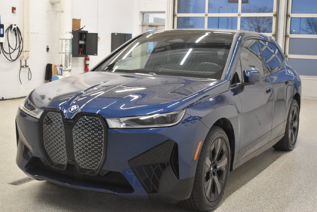 Used 2024 BMW iX xDrive50 w/ Sport Package AWD/4WD image 9