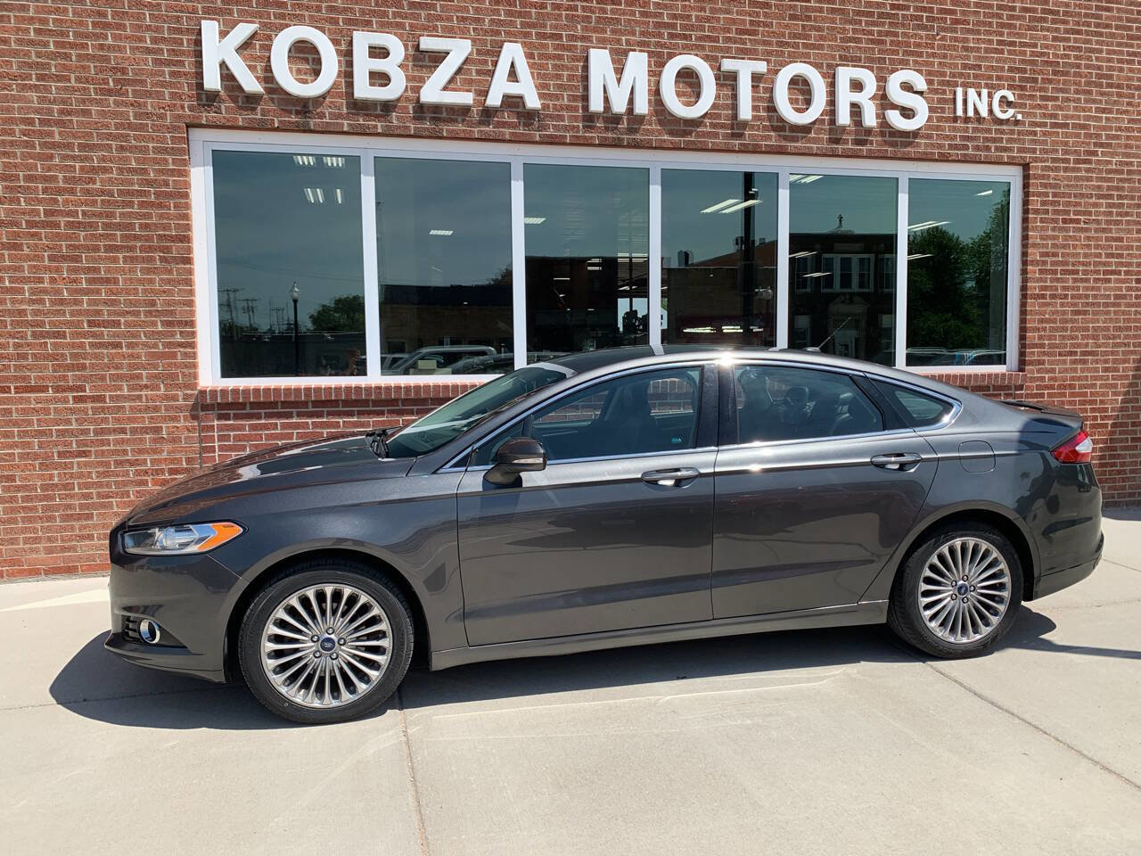 Used 2016 Ford Fusion Titanium image 2