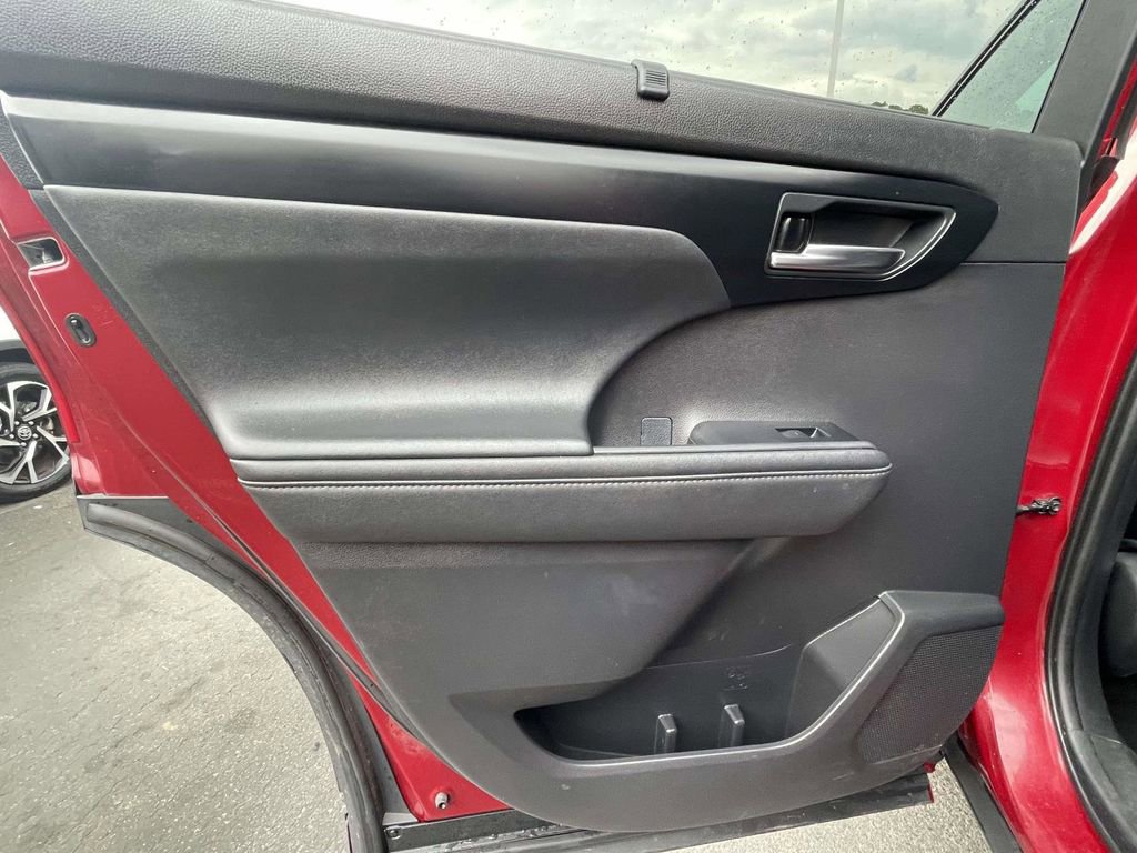 Used 2021 Toyota Highlander XLE AWD/4WD image 18