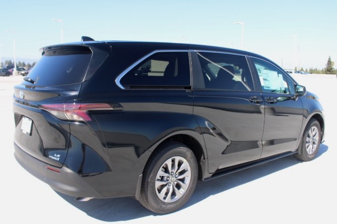 New 2026 Toyota Sienna LE FWD image 3