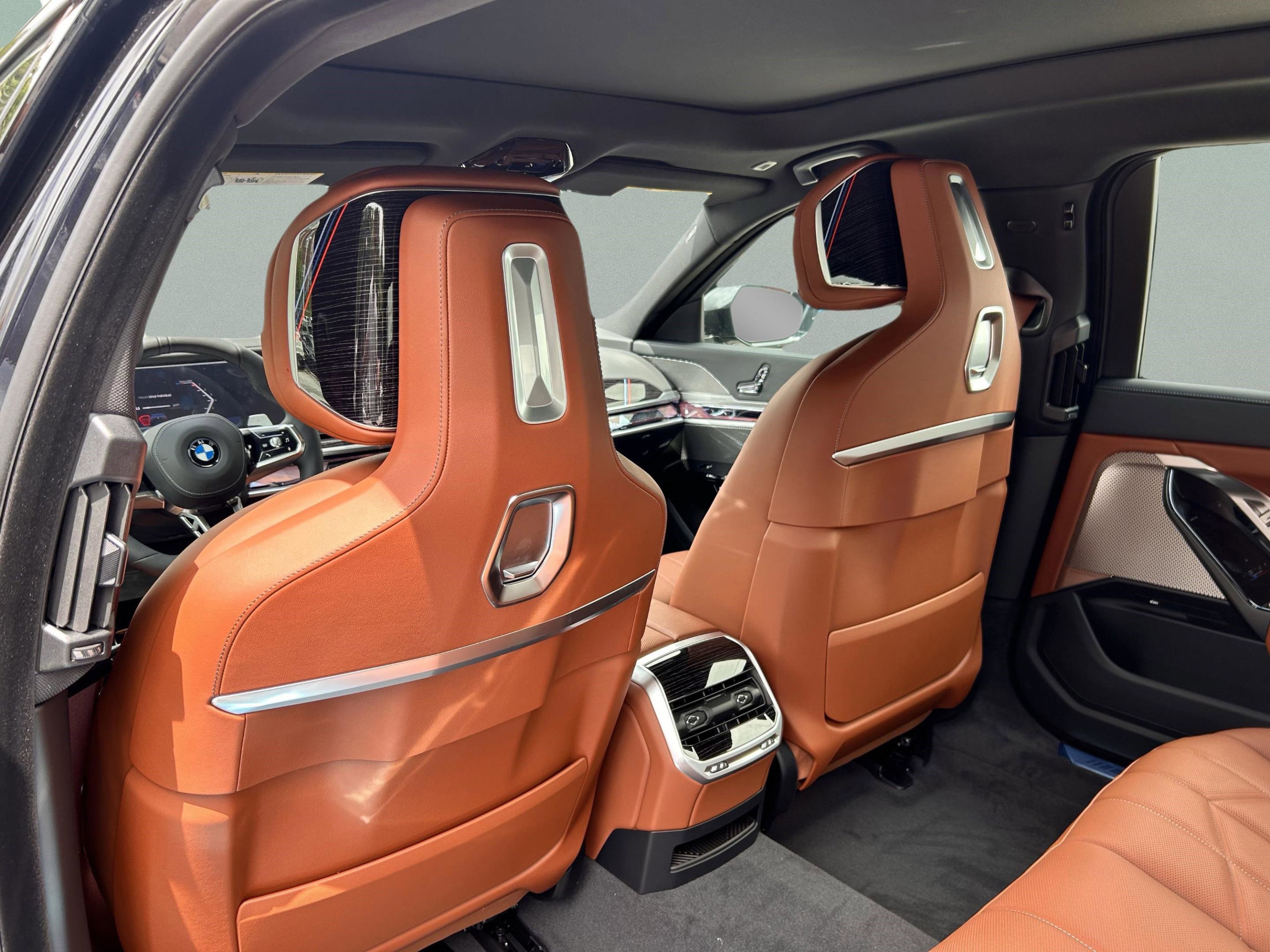 Used 2025 BMW 740i w/ Premium Package image 30