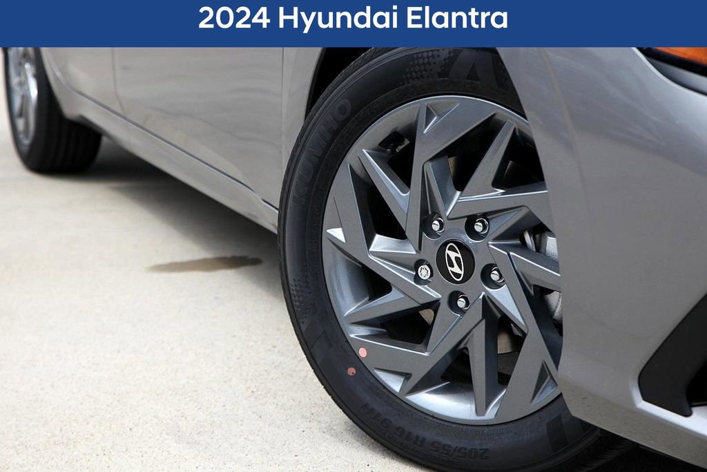 Used 2024 Hyundai Elantra SEL image 2