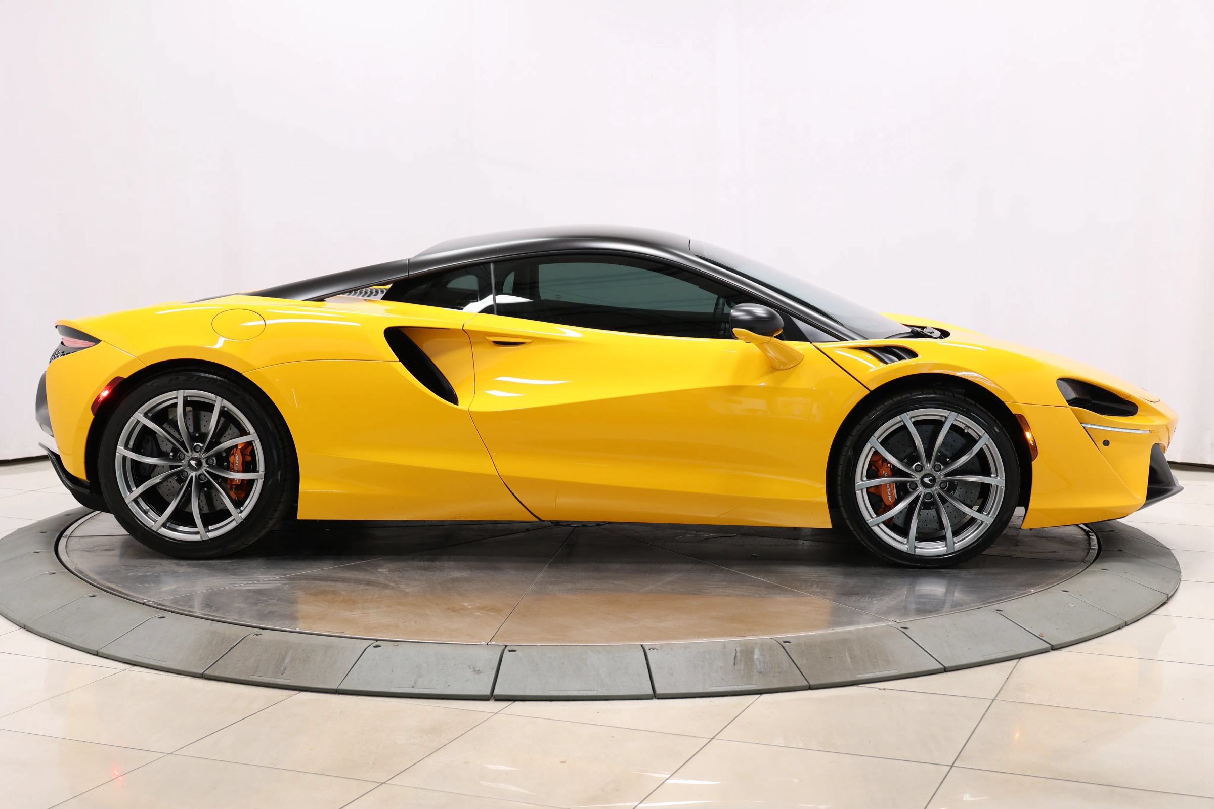 Used 2023 McLaren Artura RWD image 64