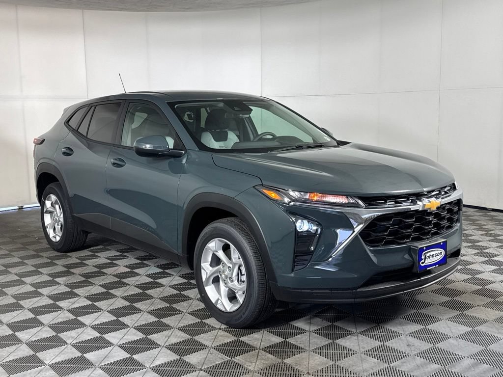 New 2026 Chevrolet Trax LS w/ LS Convenience Package FWD image 3