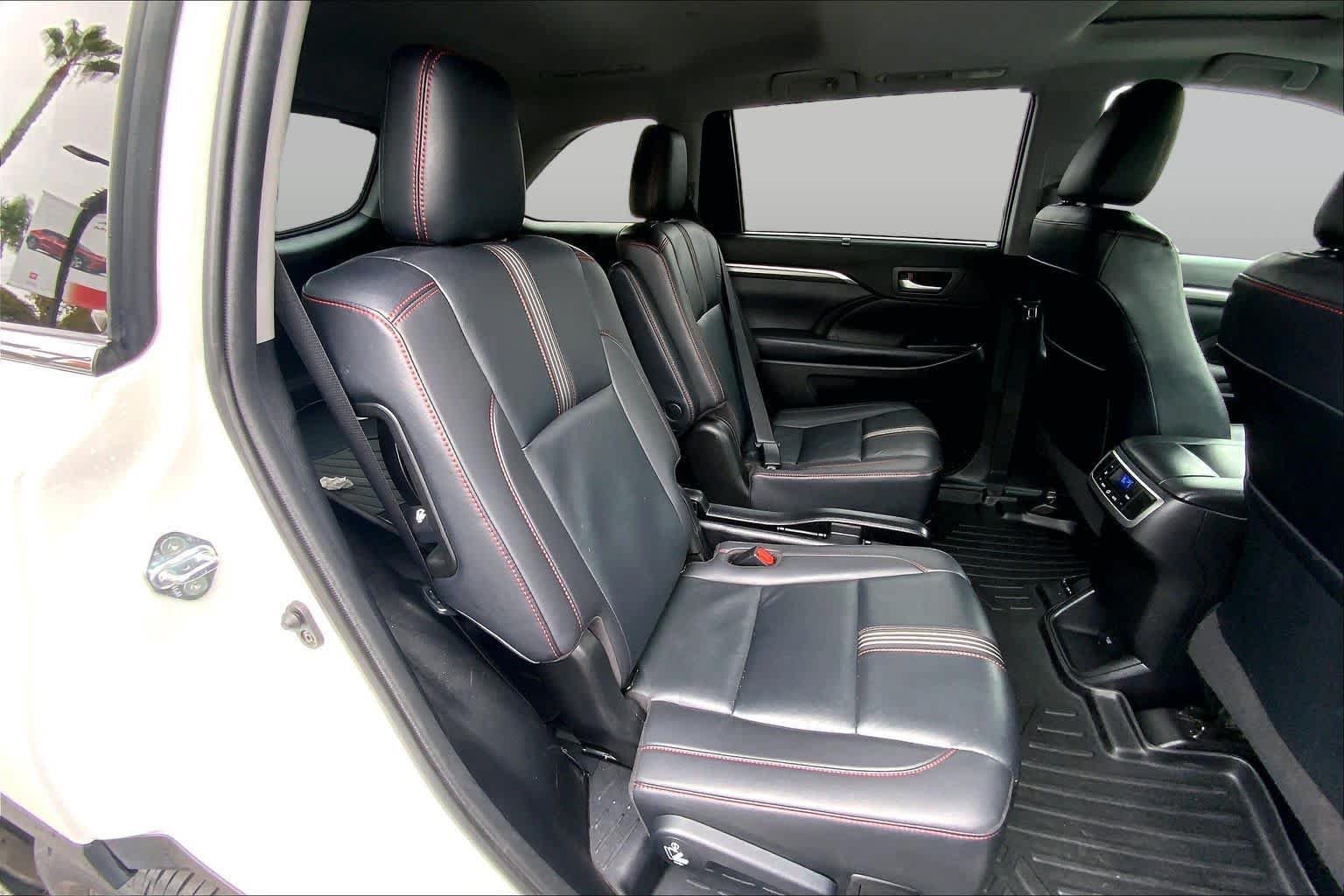 Used 2019 Toyota Highlander SE FWD image 19