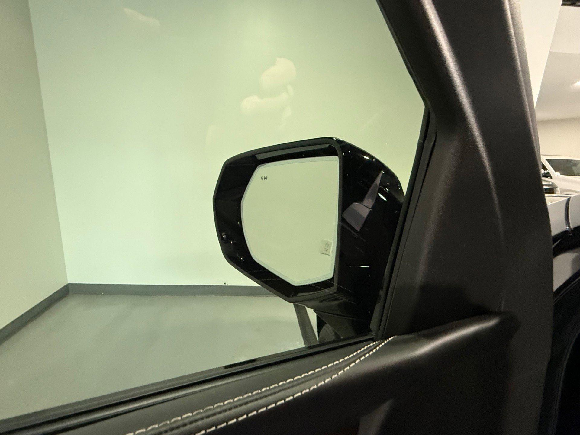 Used 2025 Cadillac Escalade Sport Platinum w/ LPO, ONYX Package image 22