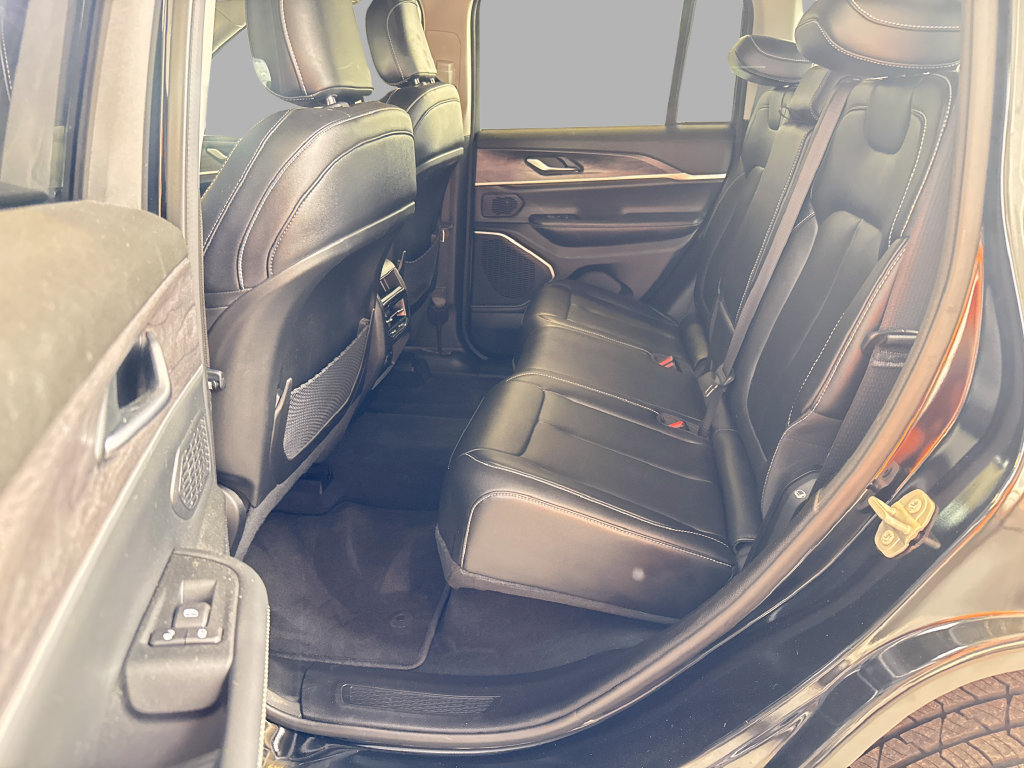 Used 2023 Jeep Grand Cherokee Limited w/ Black Appearance Package AWD/4WD image 9