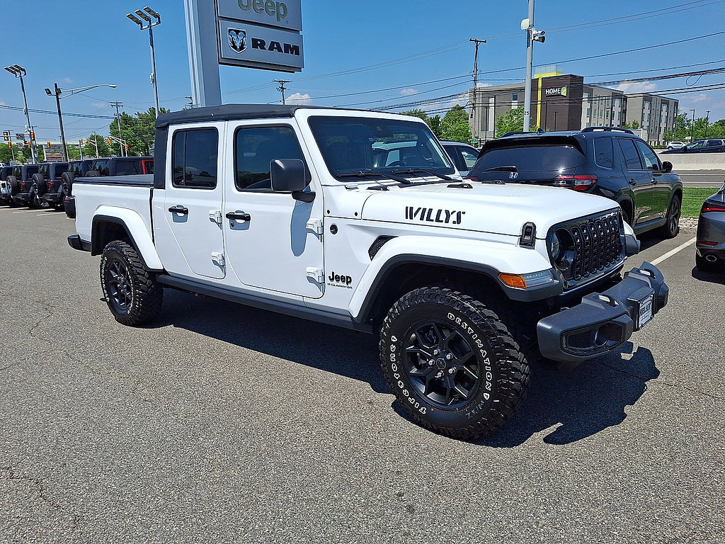 Used 2025 Jeep Gladiator Sport AWD/4WD image 2