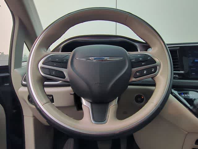 Used 2020 Chrysler Pacifica Limited w/ Advanced Safetytec Group FWD image 25