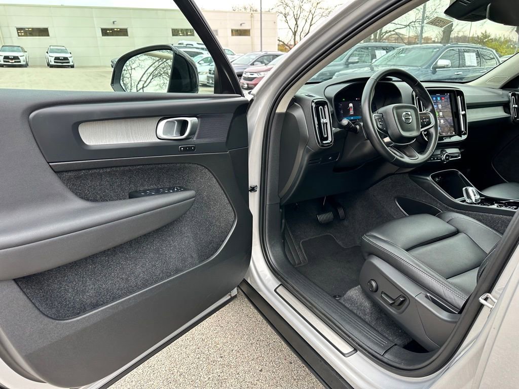 Used 2025 Volvo XC40 B5 Plus image 14