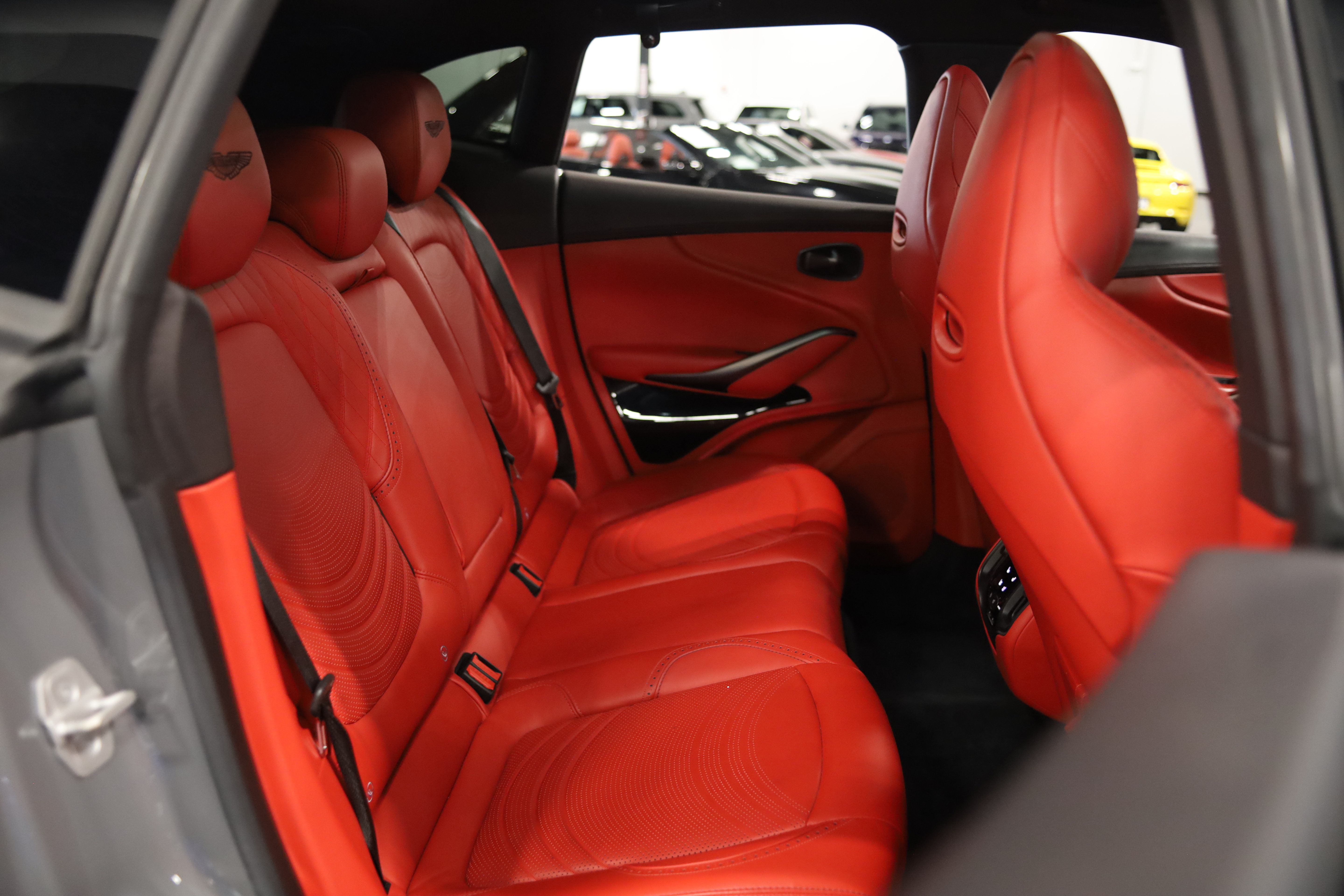 Used 2022 Aston Martin DBX AWD/4WD image 40