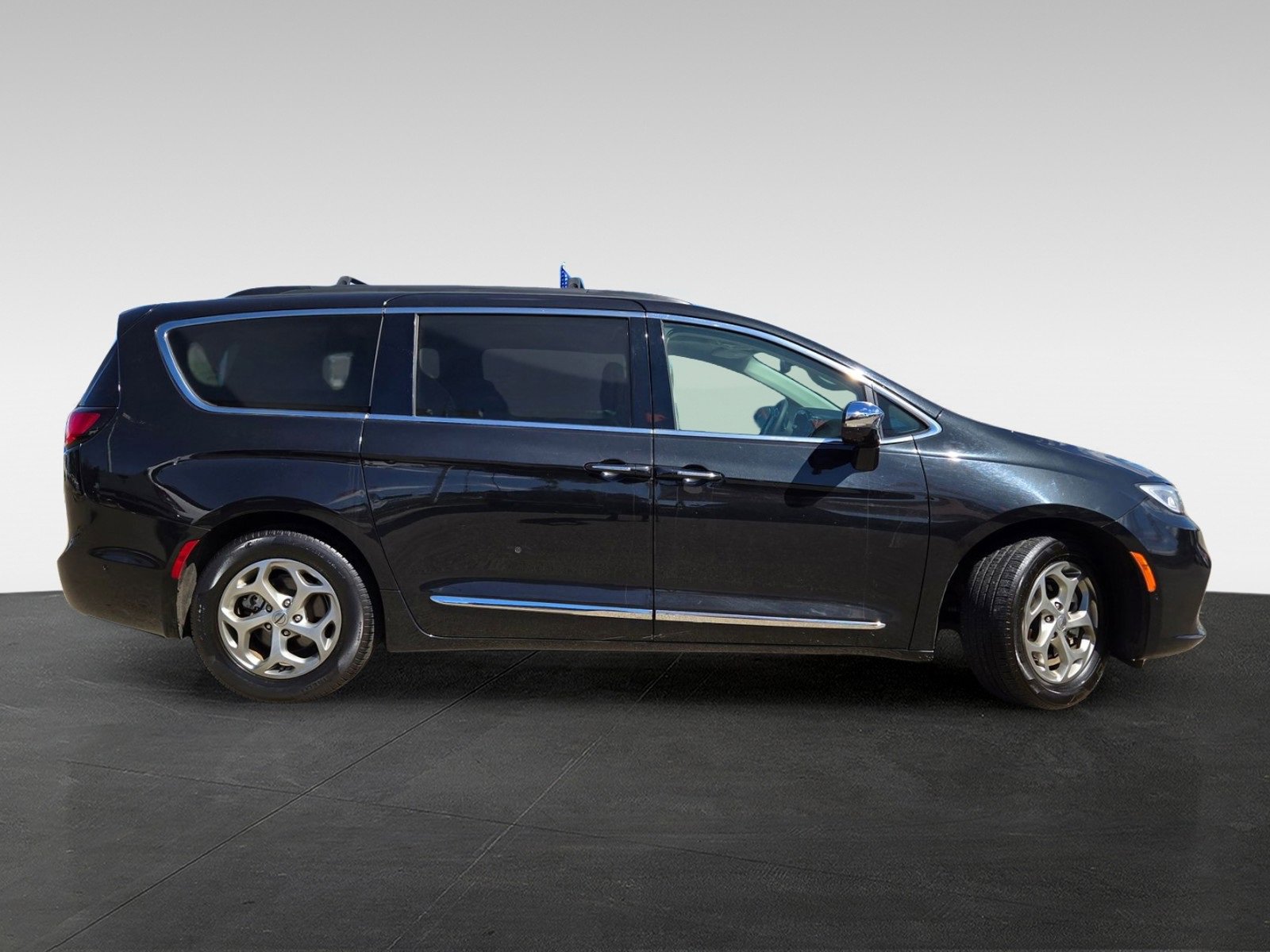 Used 2022 Chrysler Pacifica Limited image 3