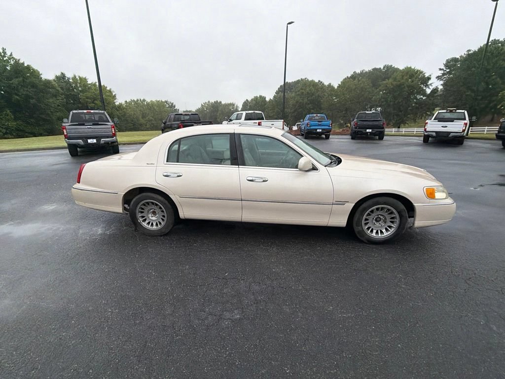 Used 2001 Lincoln Town Car Signature RWD image 13