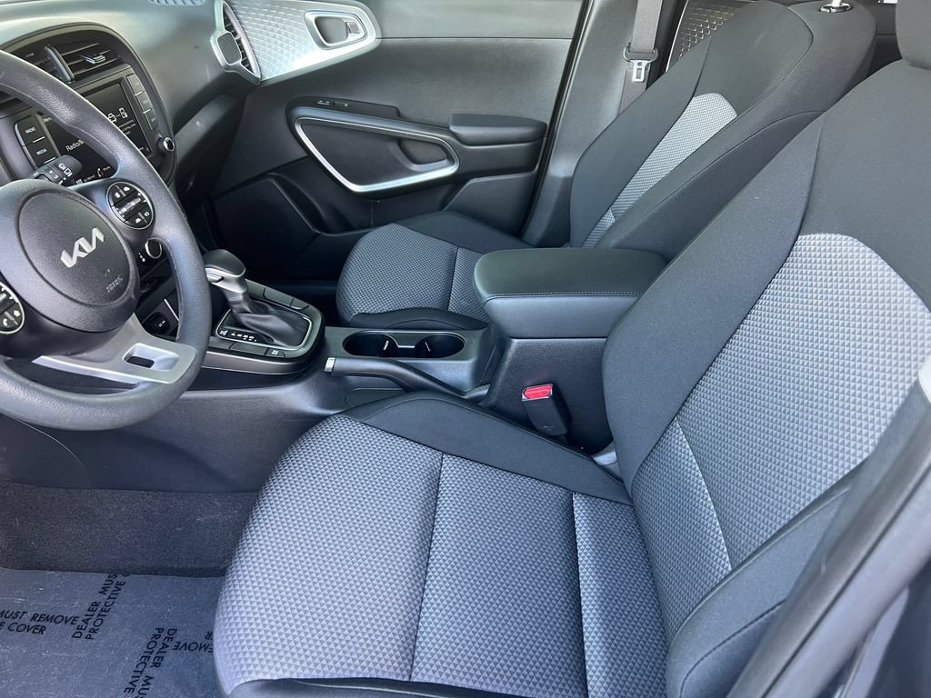 Used 2025 Kia Soul LX w/ LX Technology Package FWD image 11