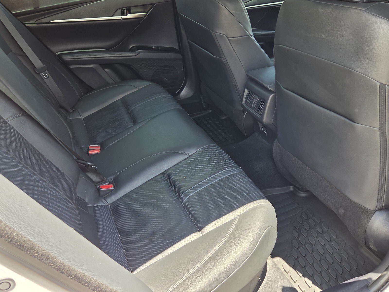 Used 2025 Toyota Camry XSE FWD image 10