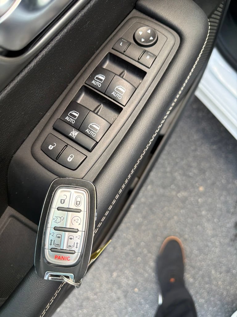 Used 2025 Chrysler Pacifica Select FWD image 9