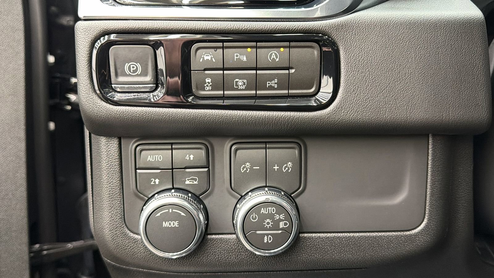 Used 2026 GMC Yukon Denali w/ Sun & Power Step Package AWD/4WD image 27