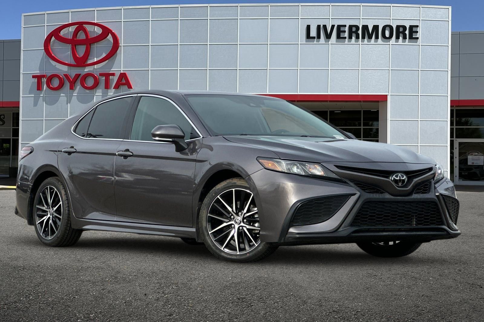 Used 2024 Toyota Camry SE image 2