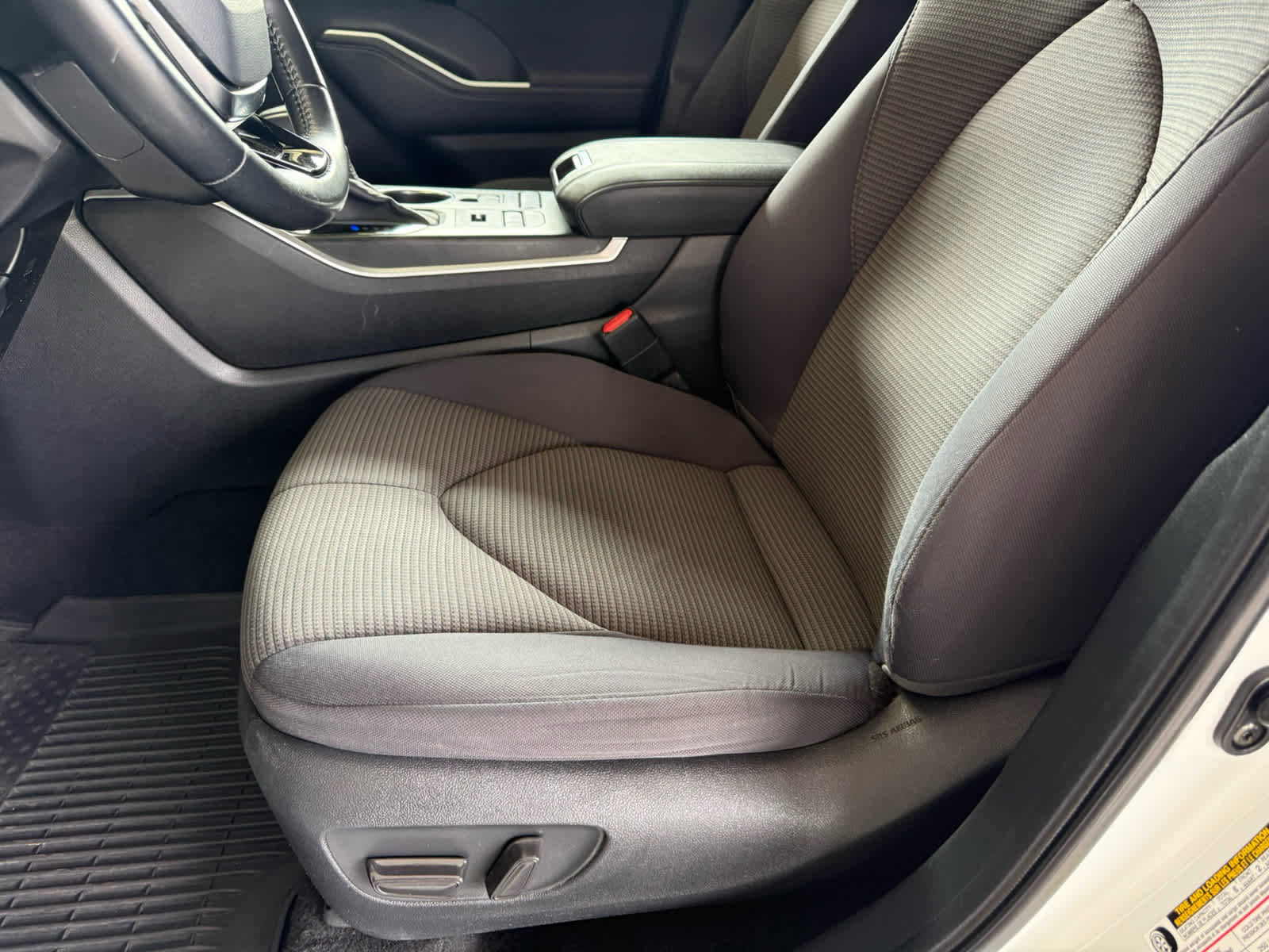 Used 2020 Toyota Highlander LE AWD/4WD image 4