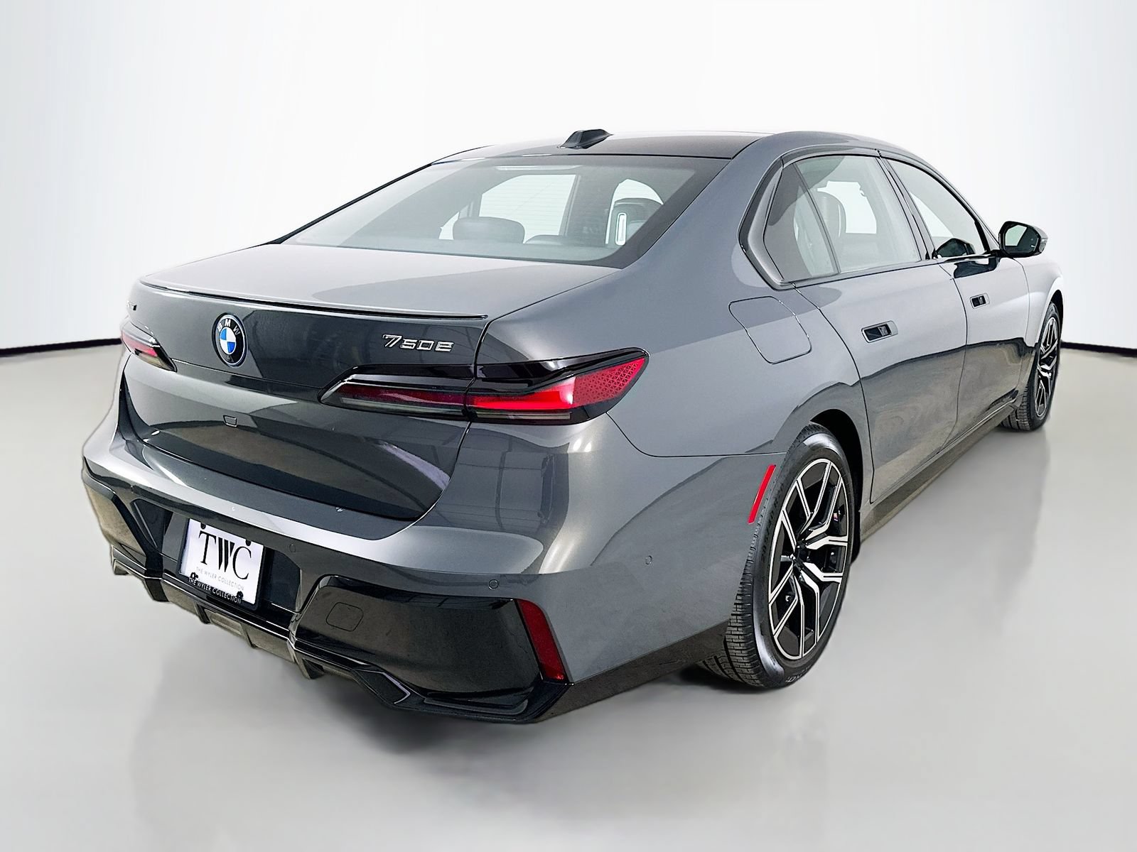 New 2026 BMW 750e xDrive w/ Executive Package AWD/4WD image 5