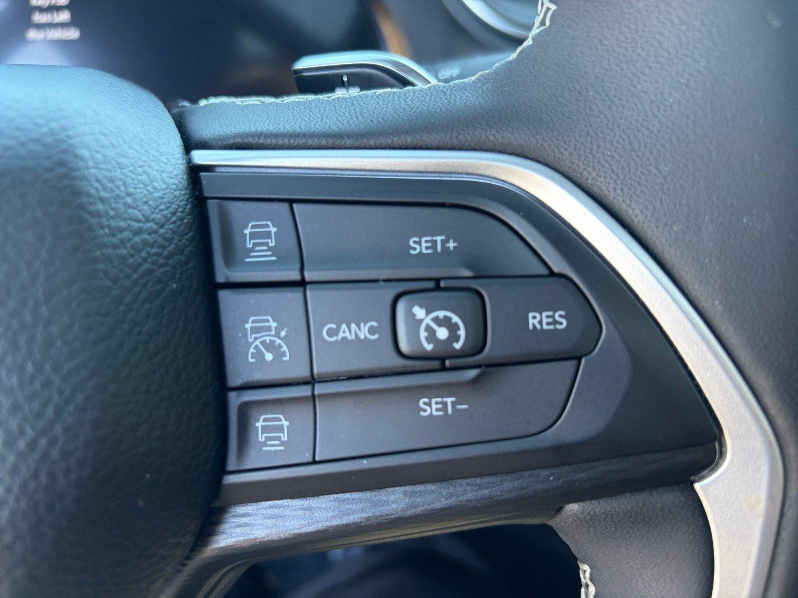 Used 2025 Jeep Grand Cherokee Altitude AWD/4WD image 26
