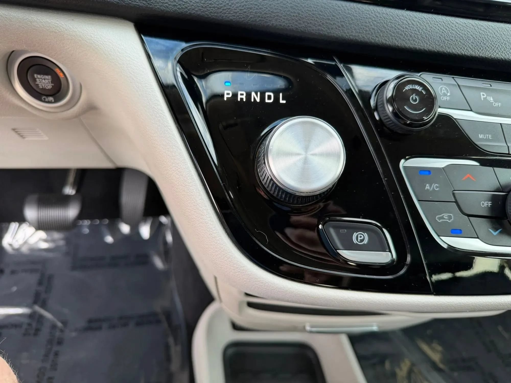 Used 2023 Chrysler Pacifica Touring-L FWD image 28