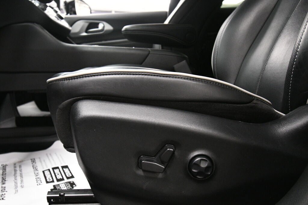 Used 2025 Chrysler Pacifica Limited FWD image 11