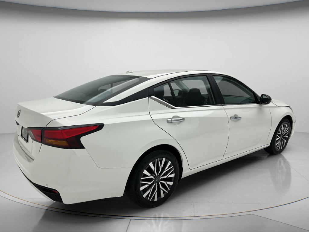 Used 2025 Nissan Altima 2.5 SV FWD image 5