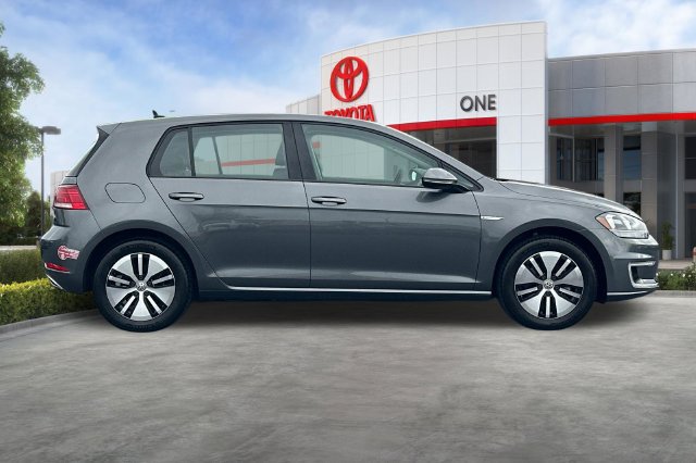 Used 2017 Volkswagen e-Golf SE w/ DC Fast Charging Package FWD image 3