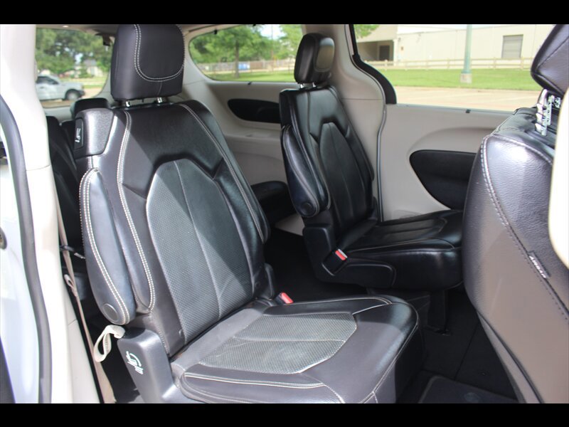 Used 2022 Chrysler Pacifica Touring-L FWD image 13