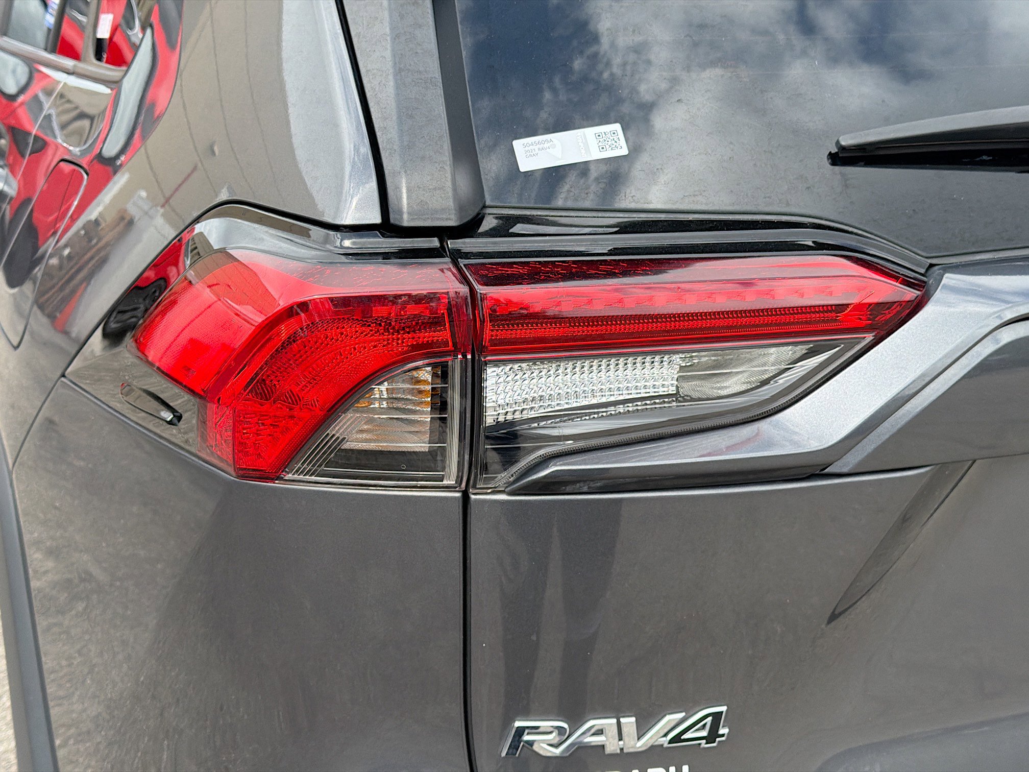 Used 2021 Toyota RAV4 XLE Premium image 10